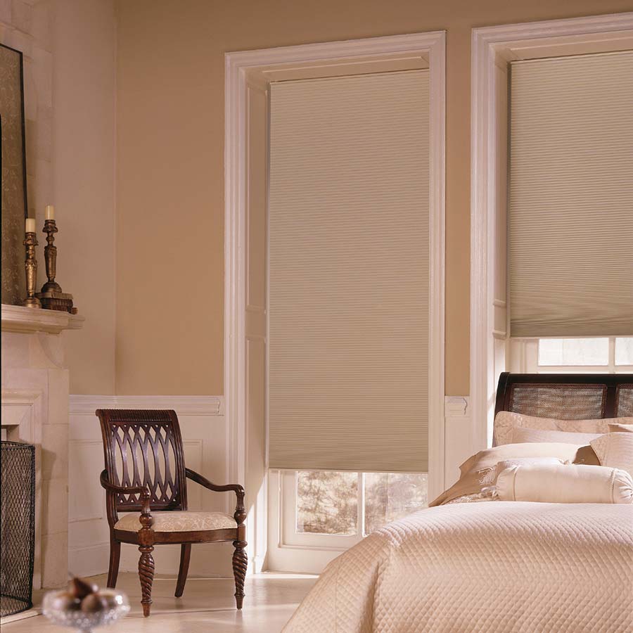 Les stores cellulaires noircissants à cellule double de 3/8 po réduireront les reflets du soleil sur votre écran