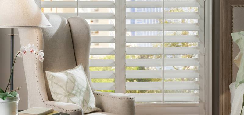 Les persiennes en bois décorateur donneront à vos fenêtres un look traditionnel.